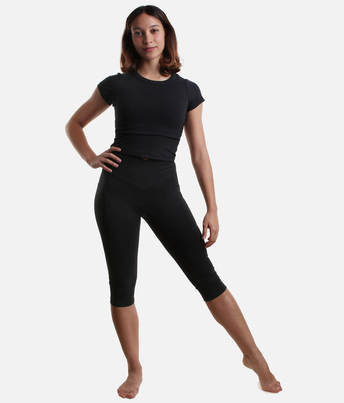 Crisscross Hourglass Capri – The Curve-Hugging Power Legging